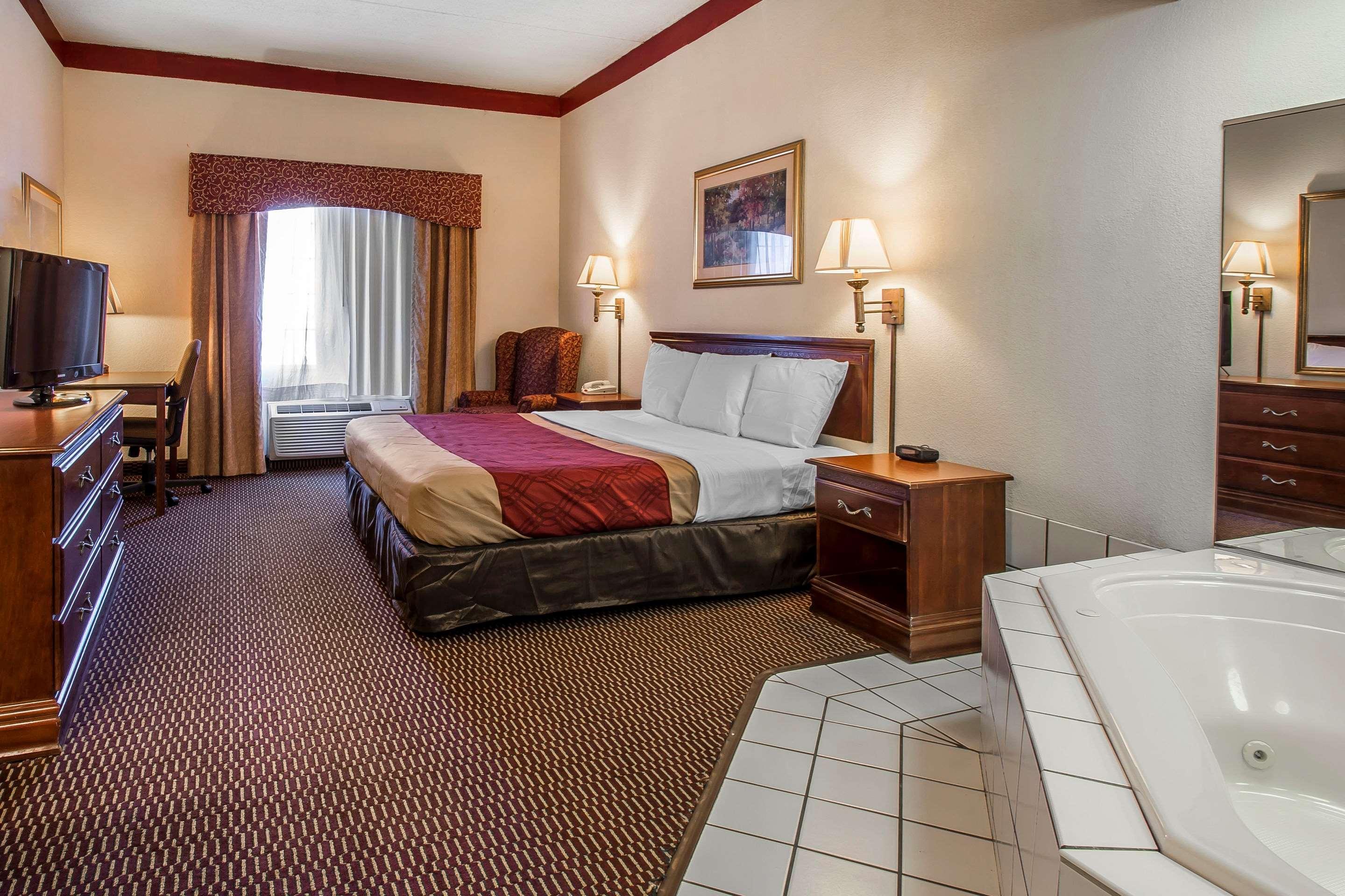 Econo Lodge Inn & Suites Marianna Exterior photo