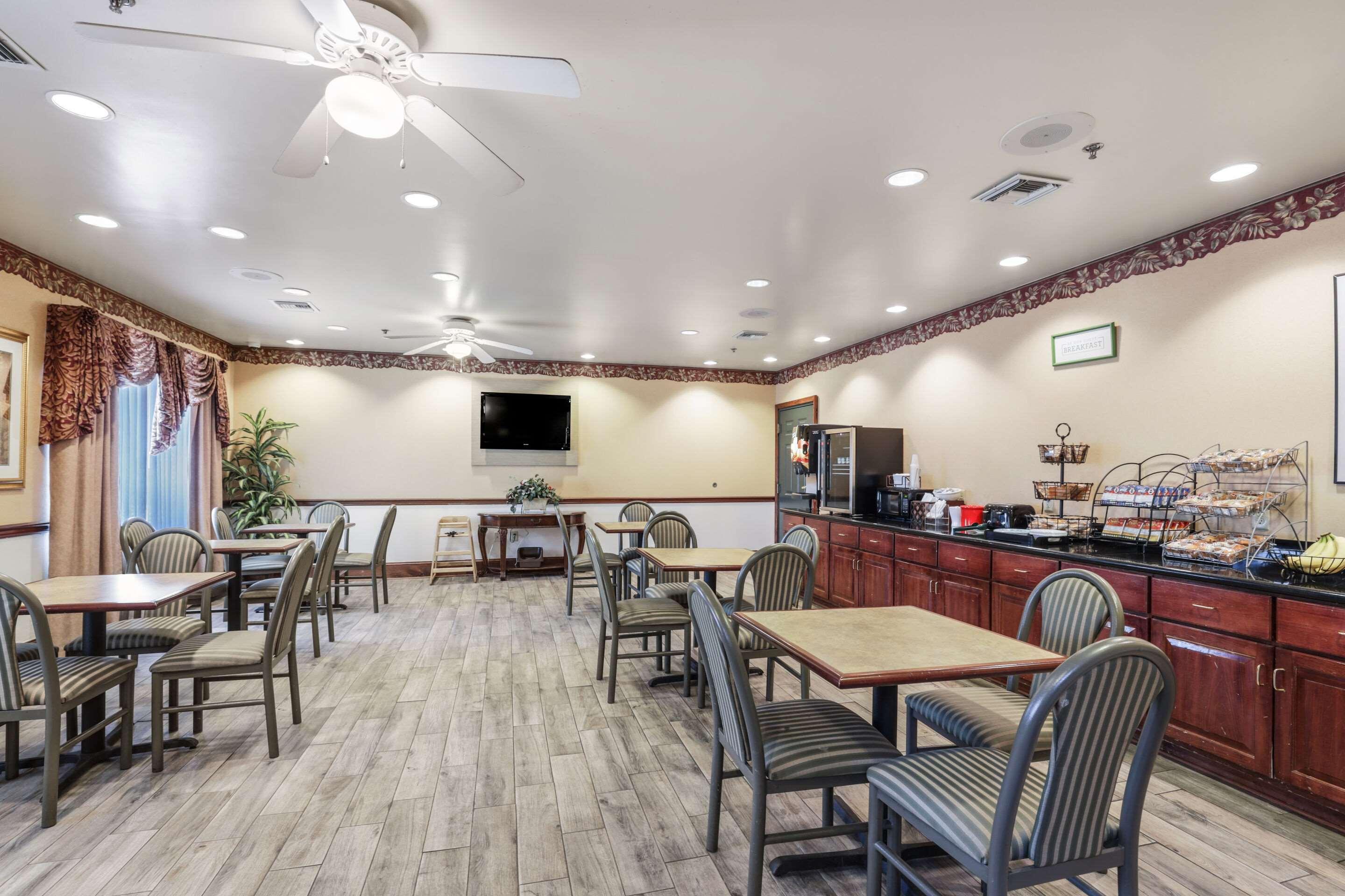 Econo Lodge Inn & Suites Marianna Exterior photo